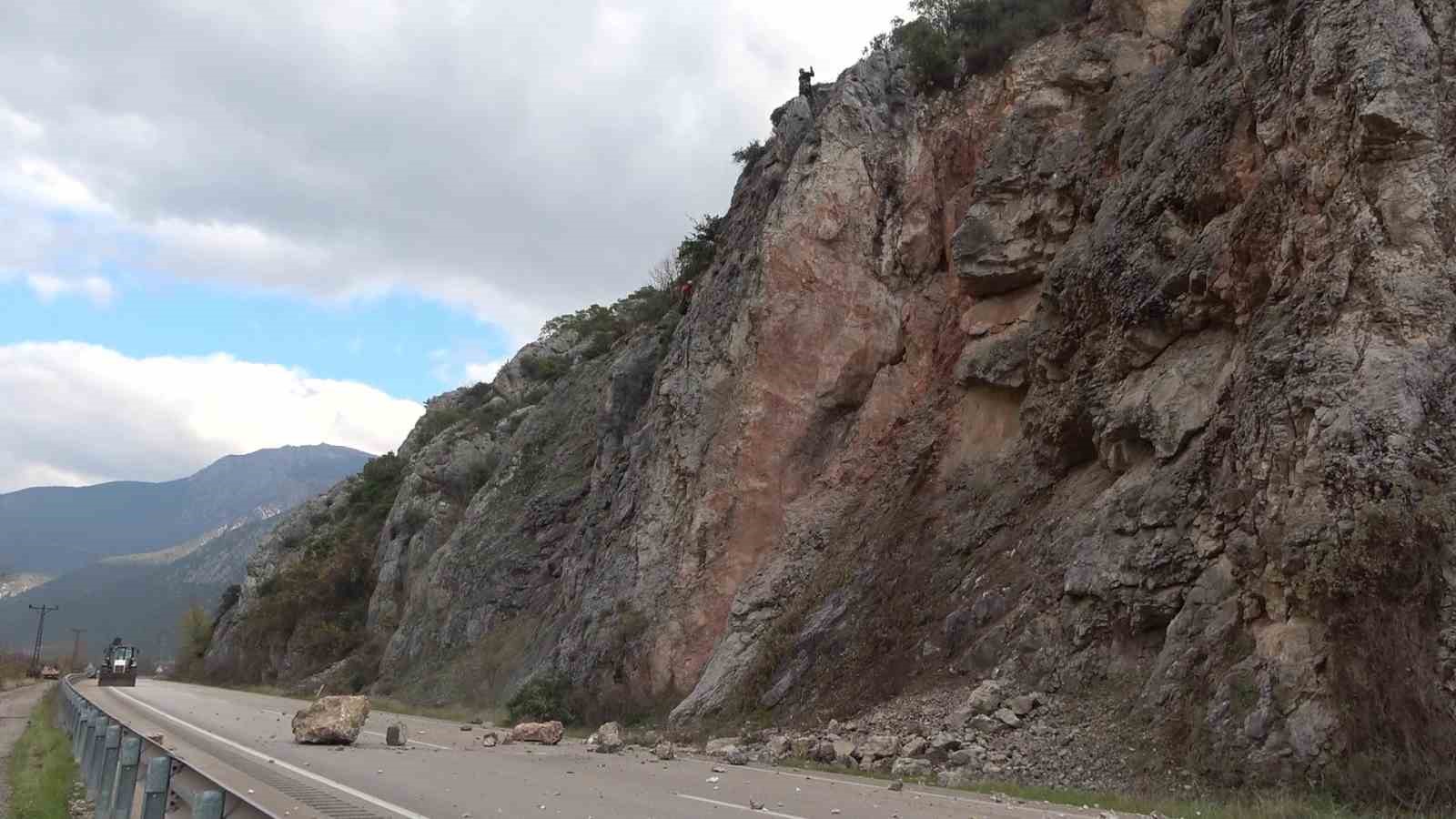 amasyada riskli kaya parcalari sokulerek yola dusuruldu hummali calisma dronla goruntulendi 3 5evMSDNk