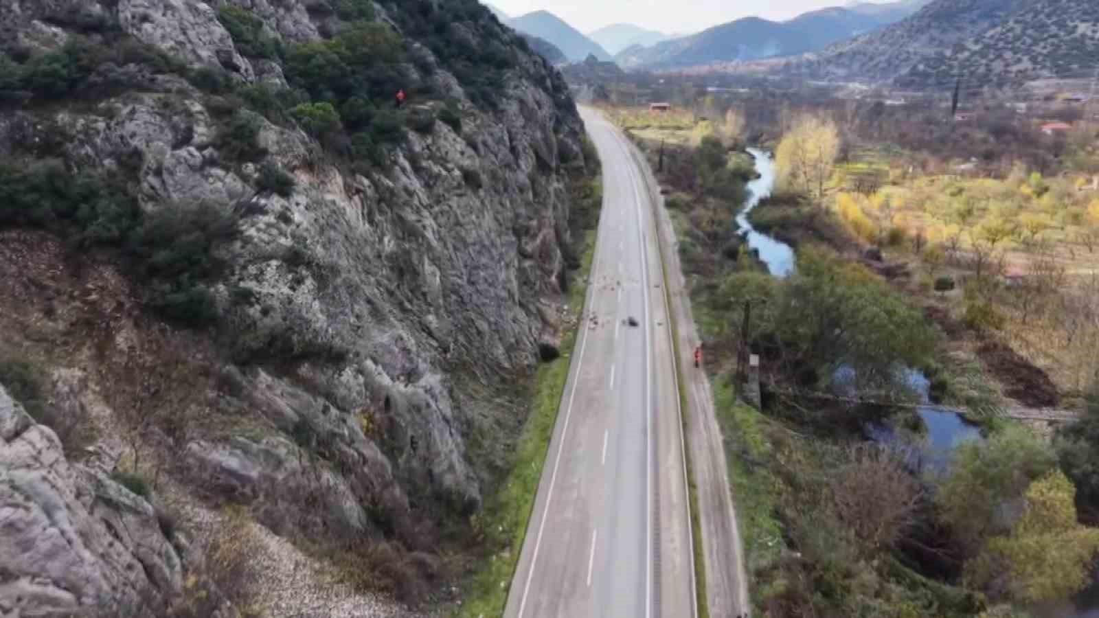 amasyada riskli kaya parcalari sokulerek yola dusuruldu hummali calisma dronla goruntulendi 4 56Gg17kL