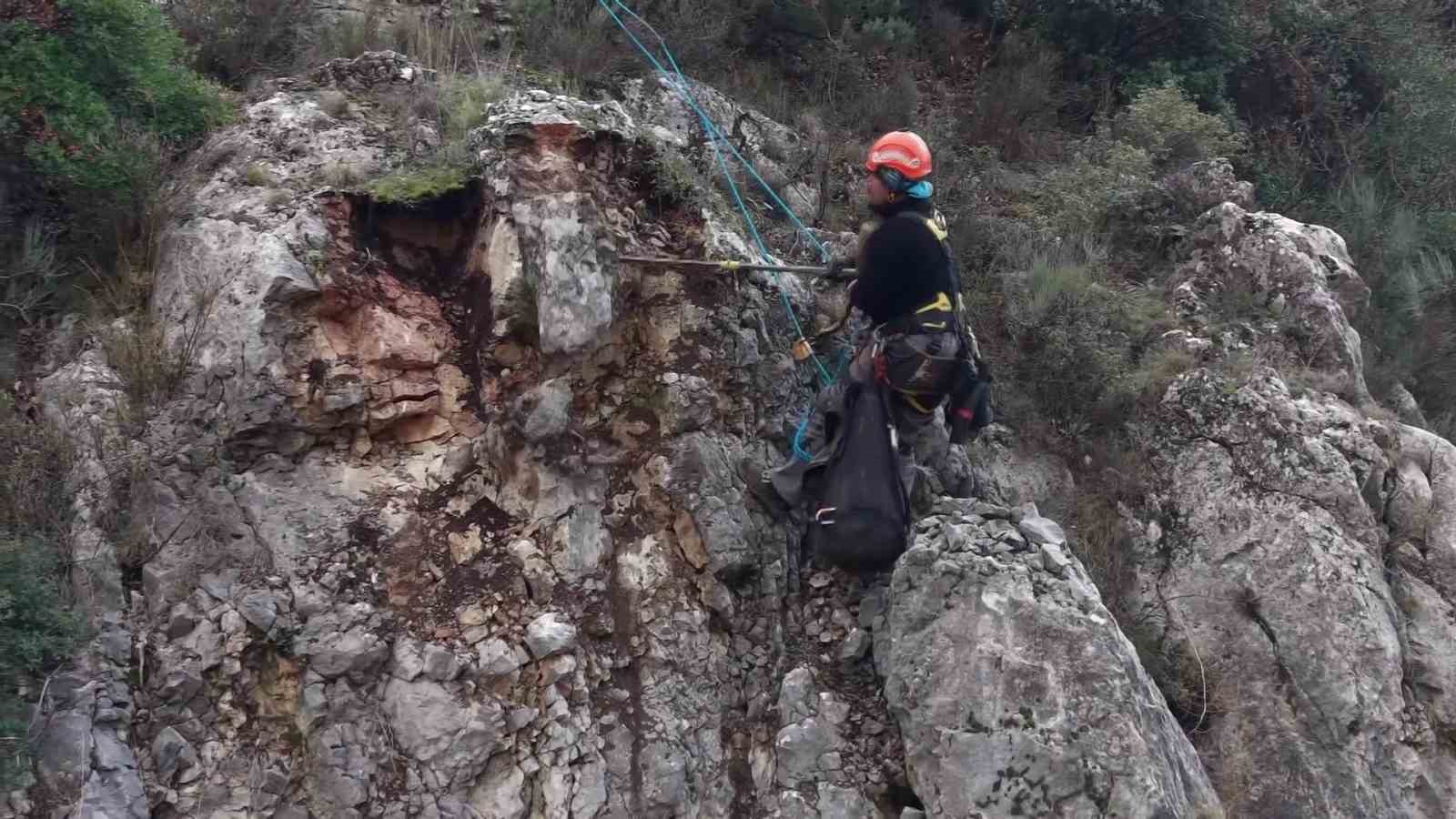 amasyada riskli kaya parcalari sokulerek yola dusuruldu hummali calisma dronla goruntulendi 5 Ow1M3sIP