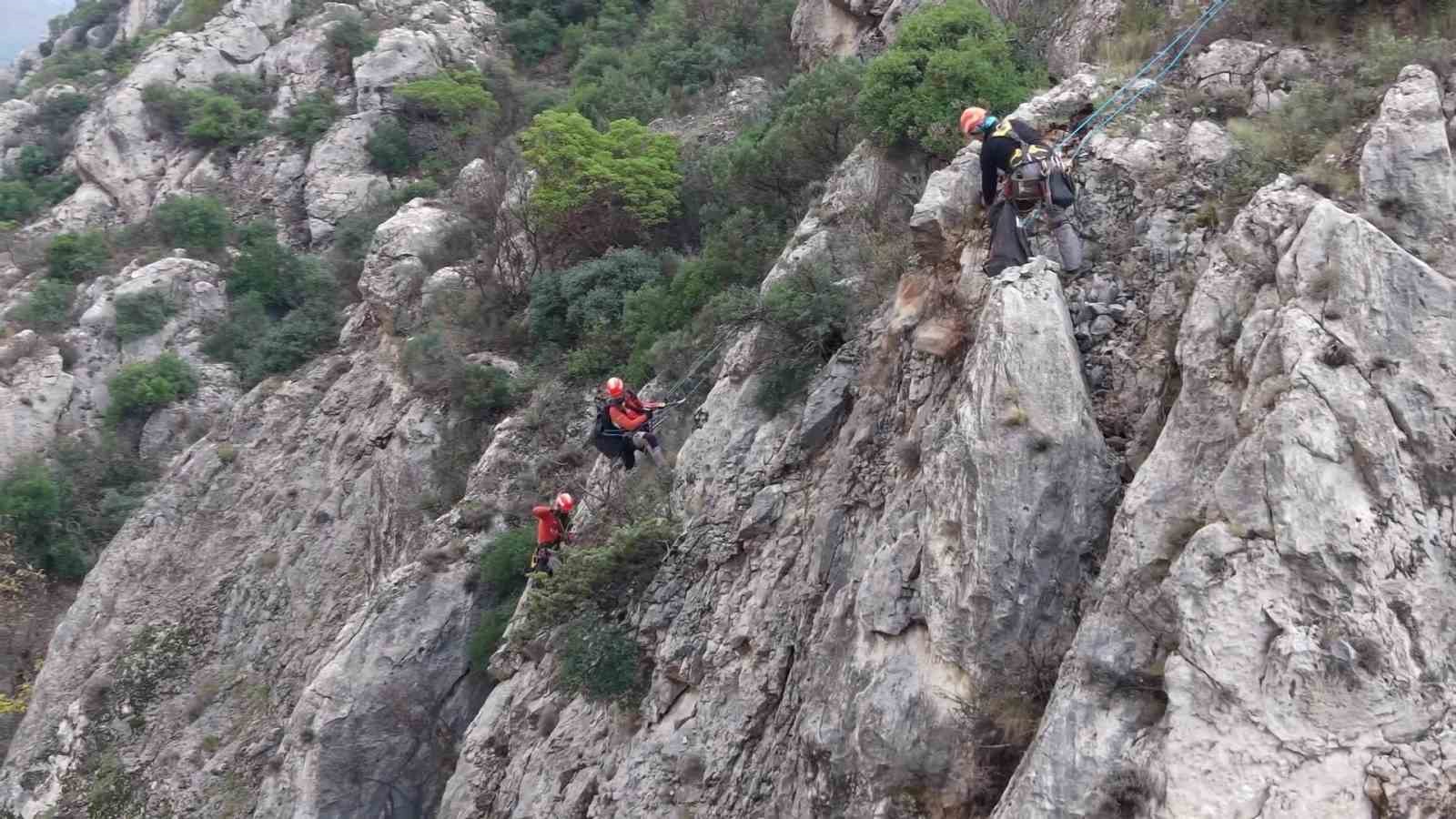 amasyada riskli kaya parcalari sokulerek yola dusuruldu hummali calisma dronla goruntulendi 6 rfN5YnNm