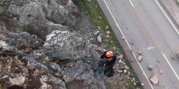 amasyada-riskli-kaya-parcalari-sokulerek-yola-dusuruldu-hummali-calisma-dronla-goruntulendi-LluIWCd4.jpg