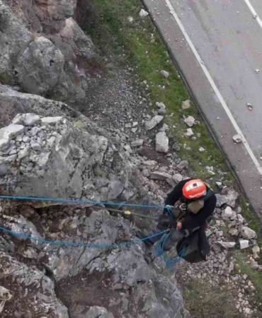 amasyada-riskli-kaya-parcalari-sokulerek-yola-dusuruldu-hummali-calisma-dronla-goruntulendi-LluIWCd4.jpg