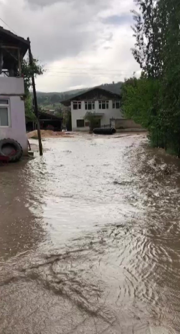 amasyada siddetli yagmur koy yollarini dereye cevirdi 0 5jUttuhq