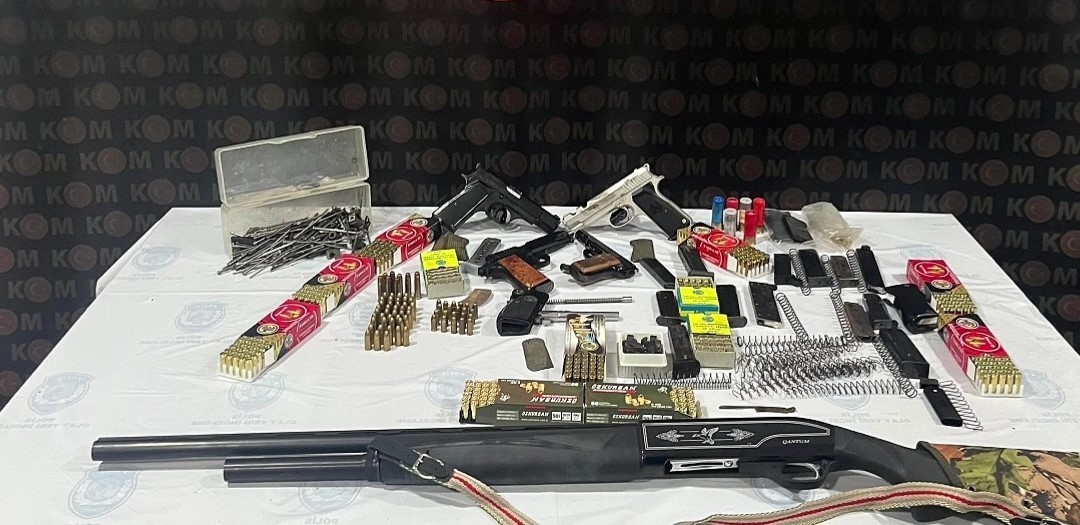 Amasya’da silah kaçakçılığı operasyonu: 5 ruhsatsız silah ve 600’den fazla fişek ele geçirildi 4 amasyada silah kacakciligi operasyonu 5 ruhsatsiz silah ve 600den fazla fisek ele gecirildi 0 qpqBKrnL