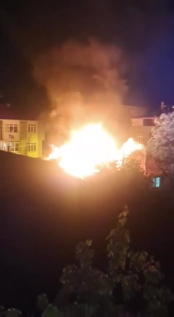 amasyada tek katli evde cikan yanginda alevler geceyi aydinlatti 0 mkRwMRzj