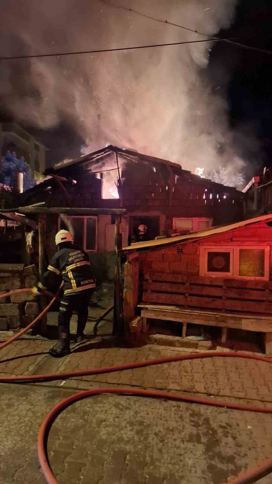 amasyada tek katli evde cikan yanginda alevler geceyi aydinlatti 1 LZ87KTFU