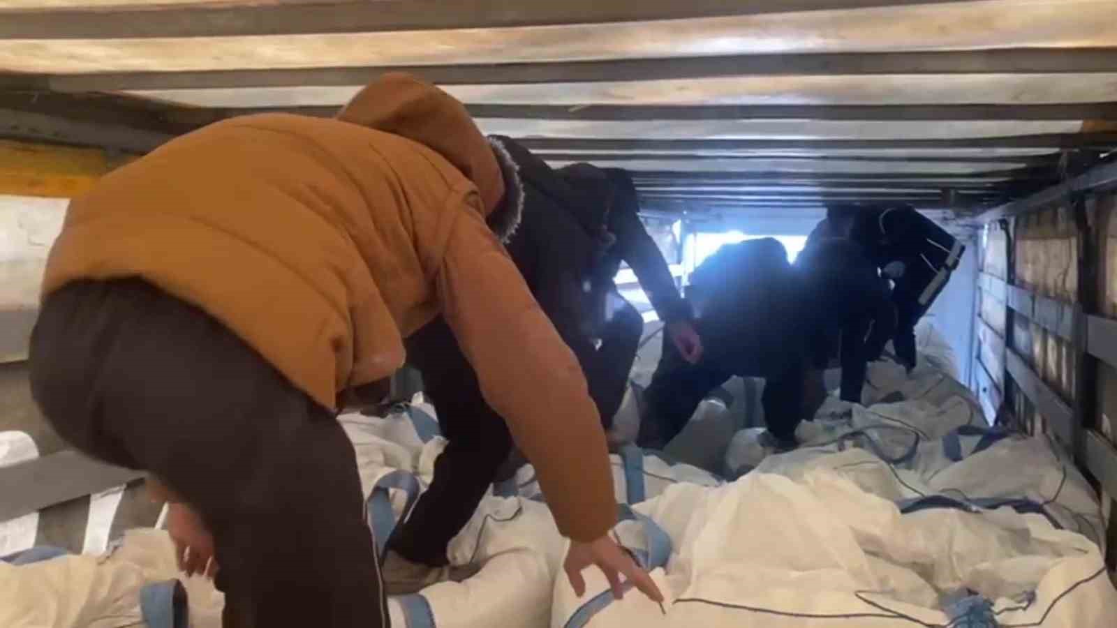 amasyada tirda cuvallarin arasinda 13 kacak gocmen yakalandi 1 Tf5hKuqU