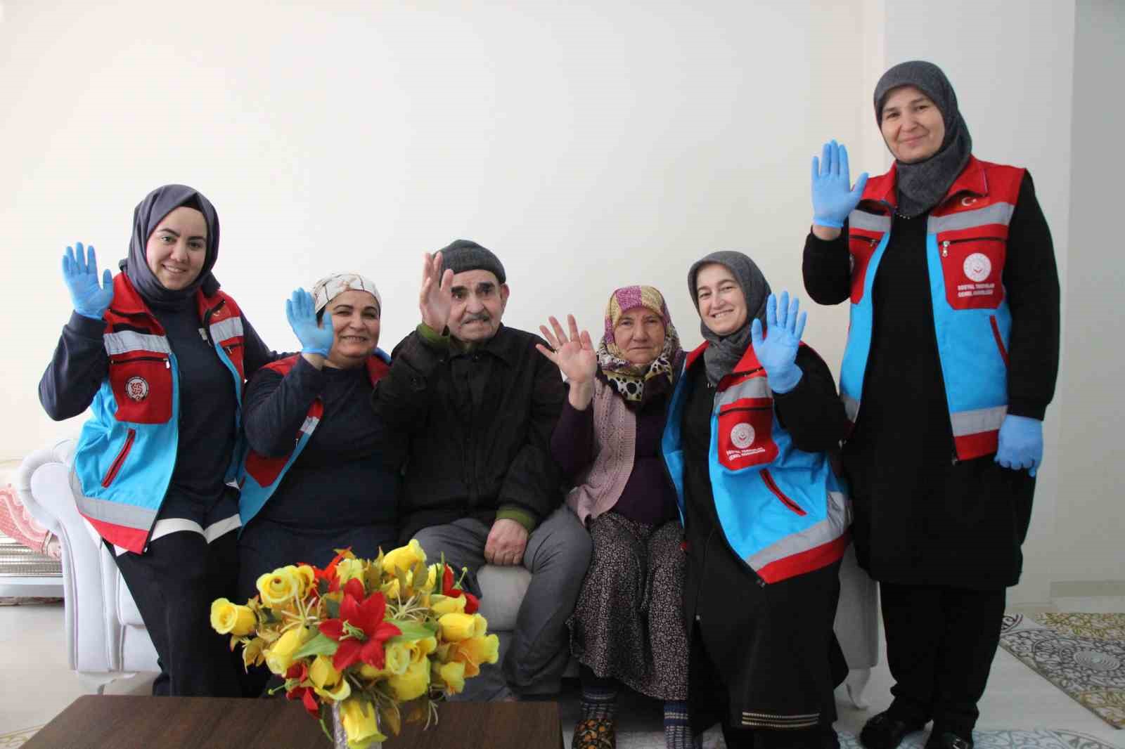amasyada yaslilarin bayram temizligini vefali eller yapti 1 yHEYCnUH