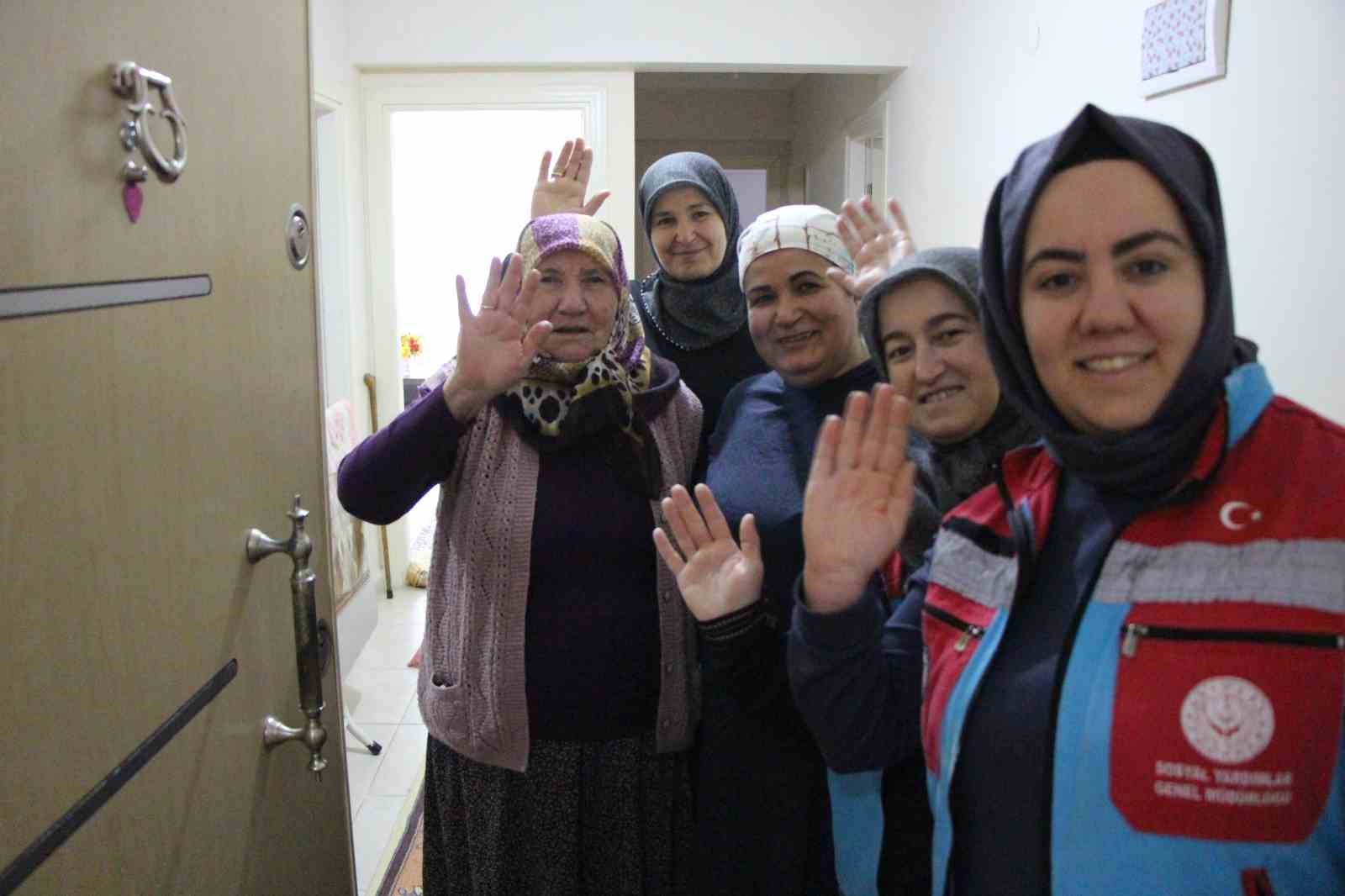 amasyada yaslilarin bayram temizligini vefali eller yapti 10 SYXeFyC5
