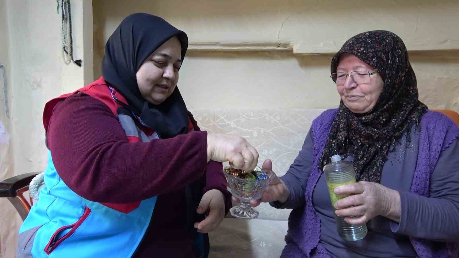 amasyada yaslilarin bayram temizligini vefali eller yapti 11 treY6plr