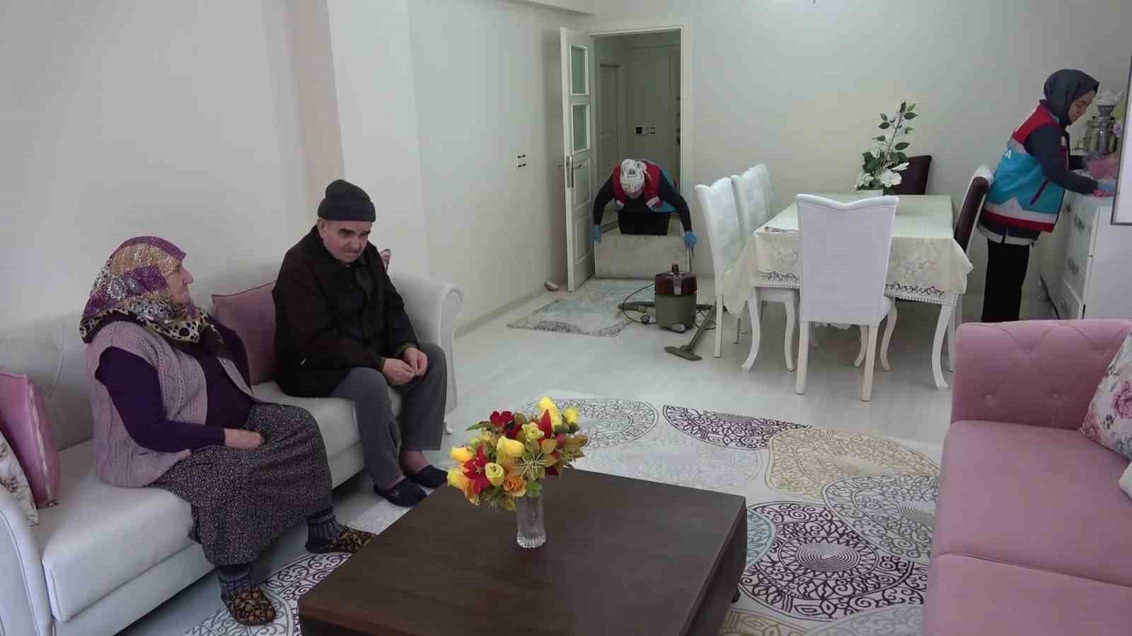 amasyada yaslilarin bayram temizligini vefali eller yapti 8 RJBdeWeW