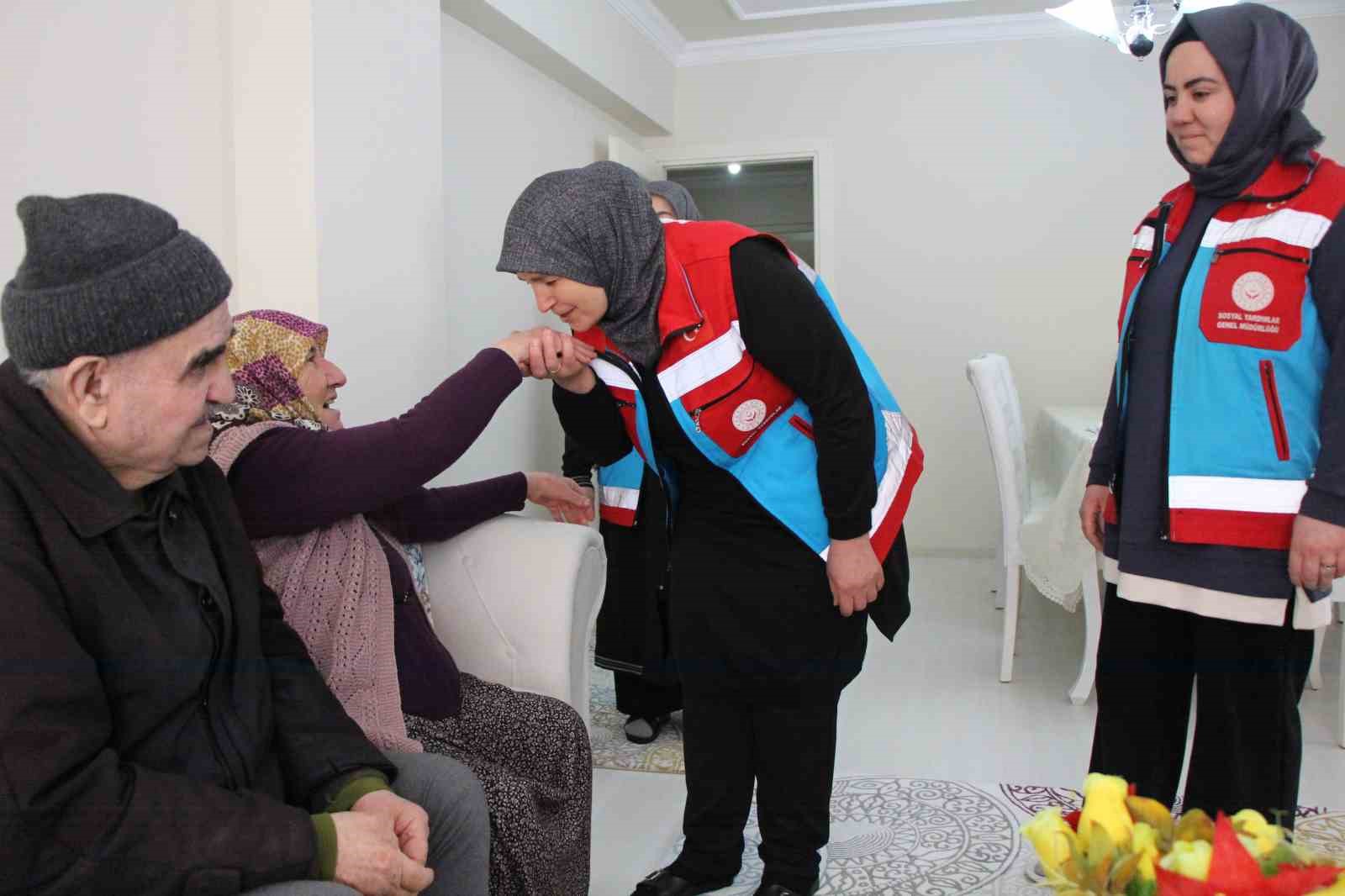 amasyada yaslilarin bayram temizligini vefali eller yapti 9 DnuUERvv