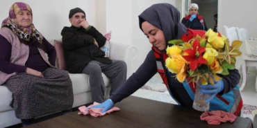 amasyada-yaslilarin-bayram-temizligini-vefali-eller-yapti-XRyJ276V.jpg