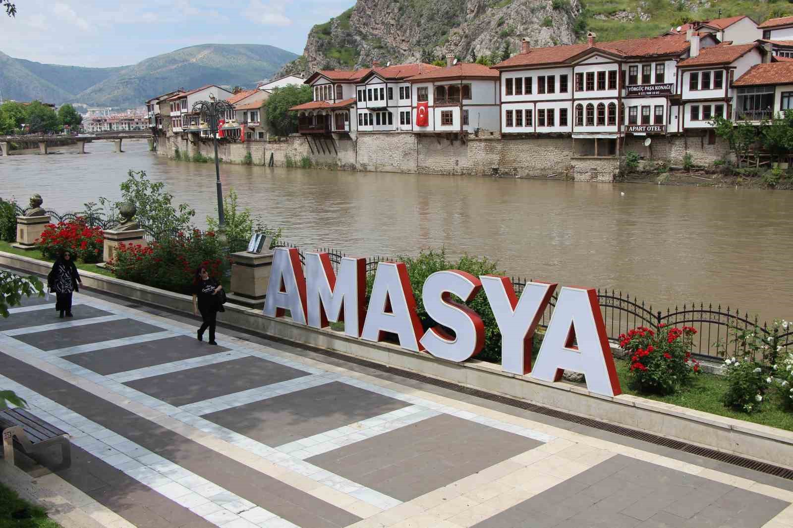amasyada yesilirmakin debisi 130 metrekupe kadar dustu vatandaslar gunesli havada nehri izledi 0 KreXJfWh