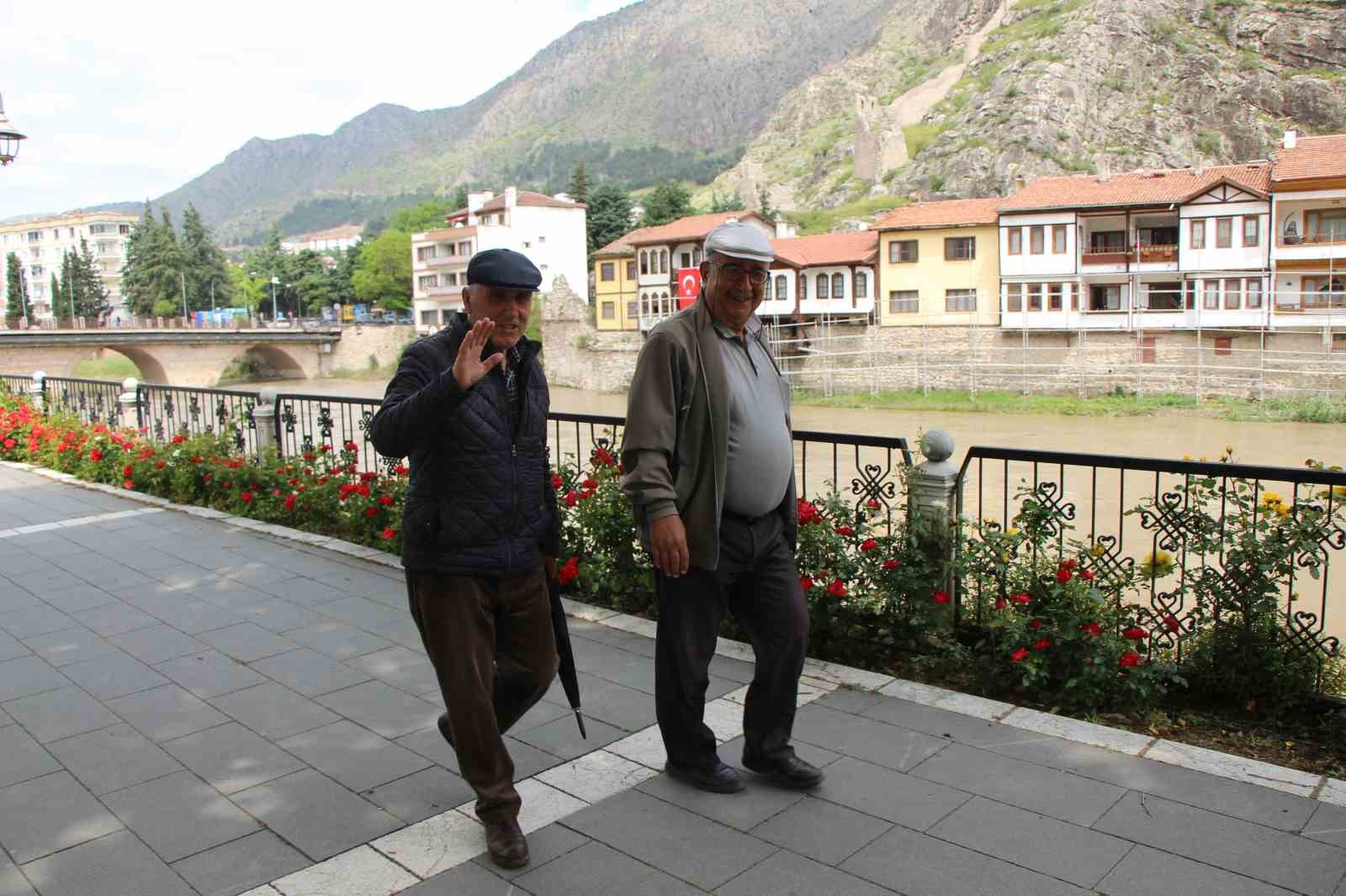 amasyada yesilirmakin debisi 130 metrekupe kadar dustu vatandaslar gunesli havada nehri izledi 1 tzwRSyeY
