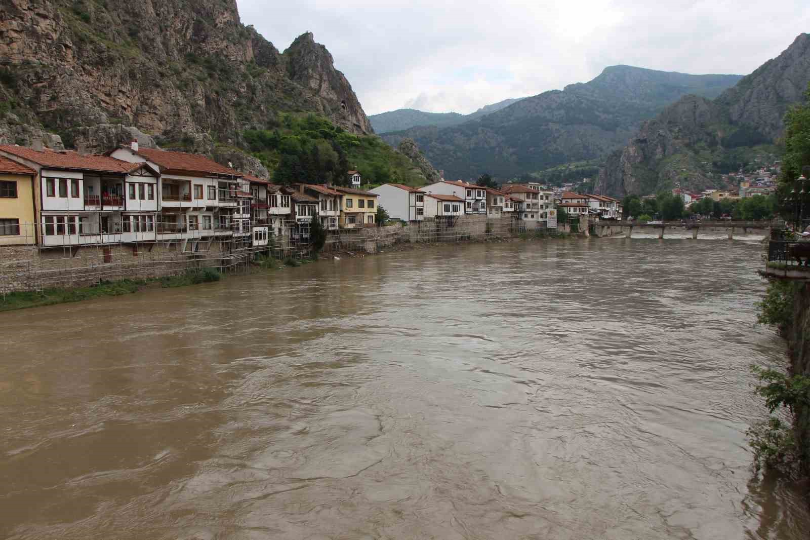 amasyada yesilirmakin debisi 130 metrekupe kadar dustu vatandaslar gunesli havada nehri izledi 2 1MrftF6T