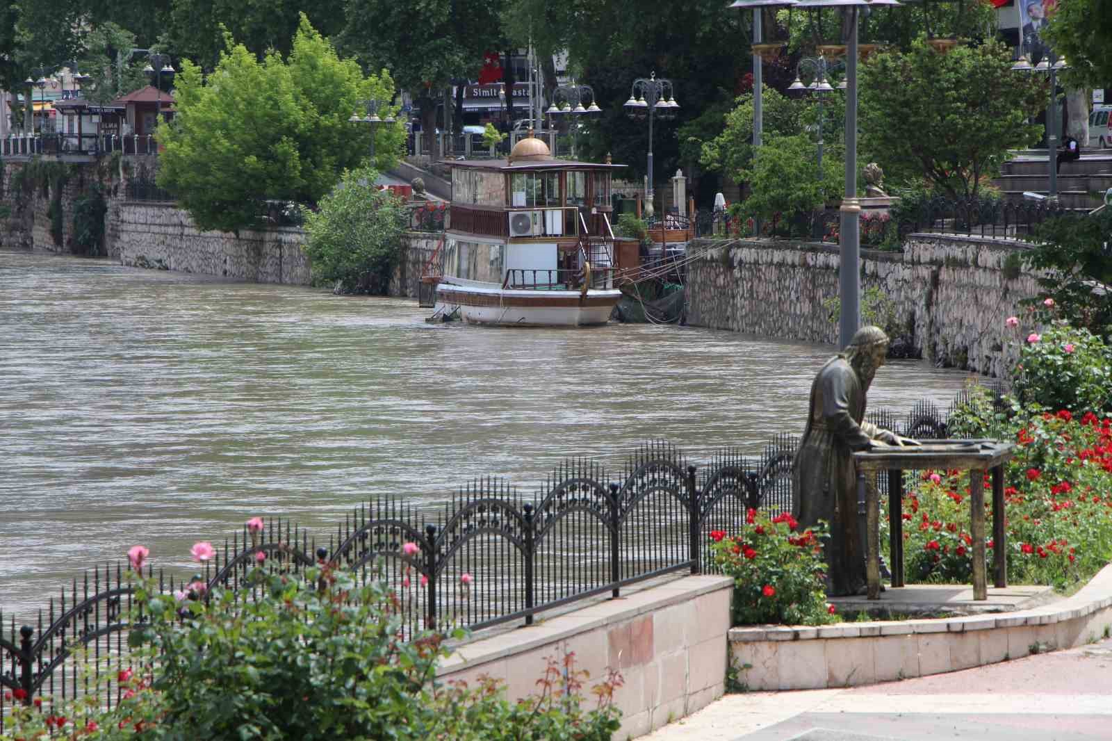 amasyada yesilirmakin debisi 130 metrekupe kadar dustu vatandaslar gunesli havada nehri izledi 4 f6Csivw5