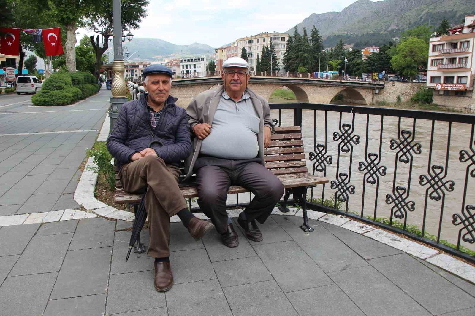 amasyada yesilirmakin debisi 130 metrekupe kadar dustu vatandaslar gunesli havada nehri izledi 6 s5CDAeAH
