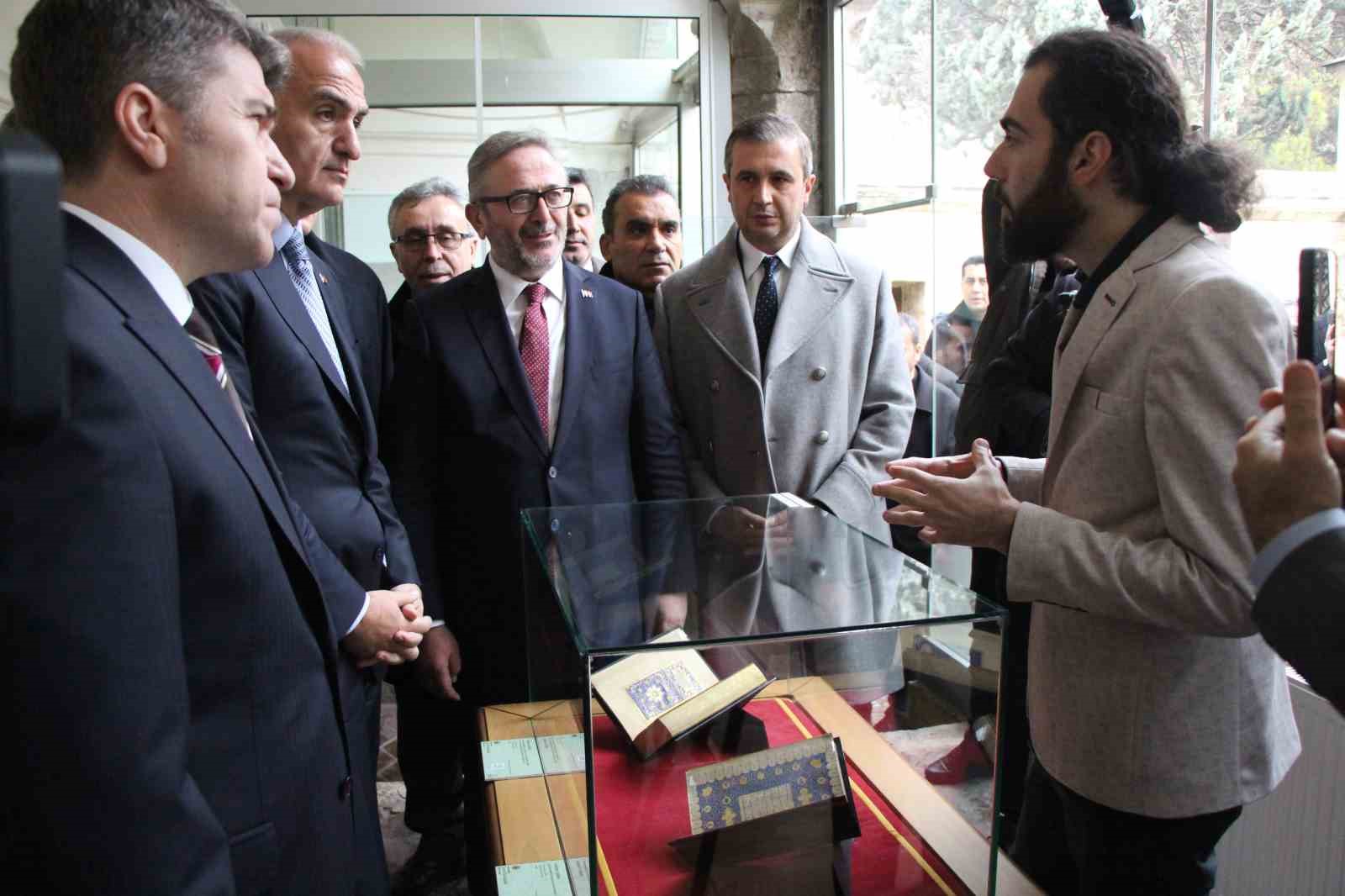 amasyadan istanbula seyh hamdullah yazma eser sergisi acildi 1 YABkRQuY