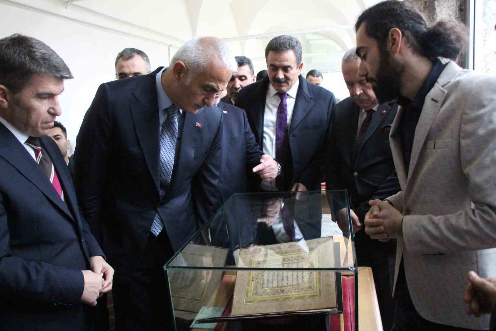 amasyadan istanbula seyh hamdullah yazma eser sergisi acildi 3 ezH81LFa