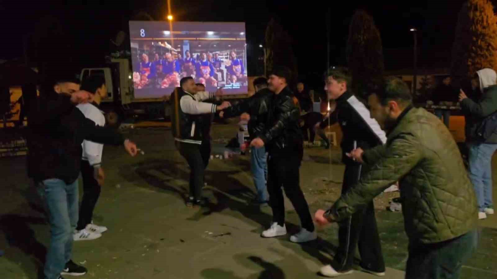 amasyalilar dunya kupasi sevincini oynayarak kutladi 1 RUAqXAcV