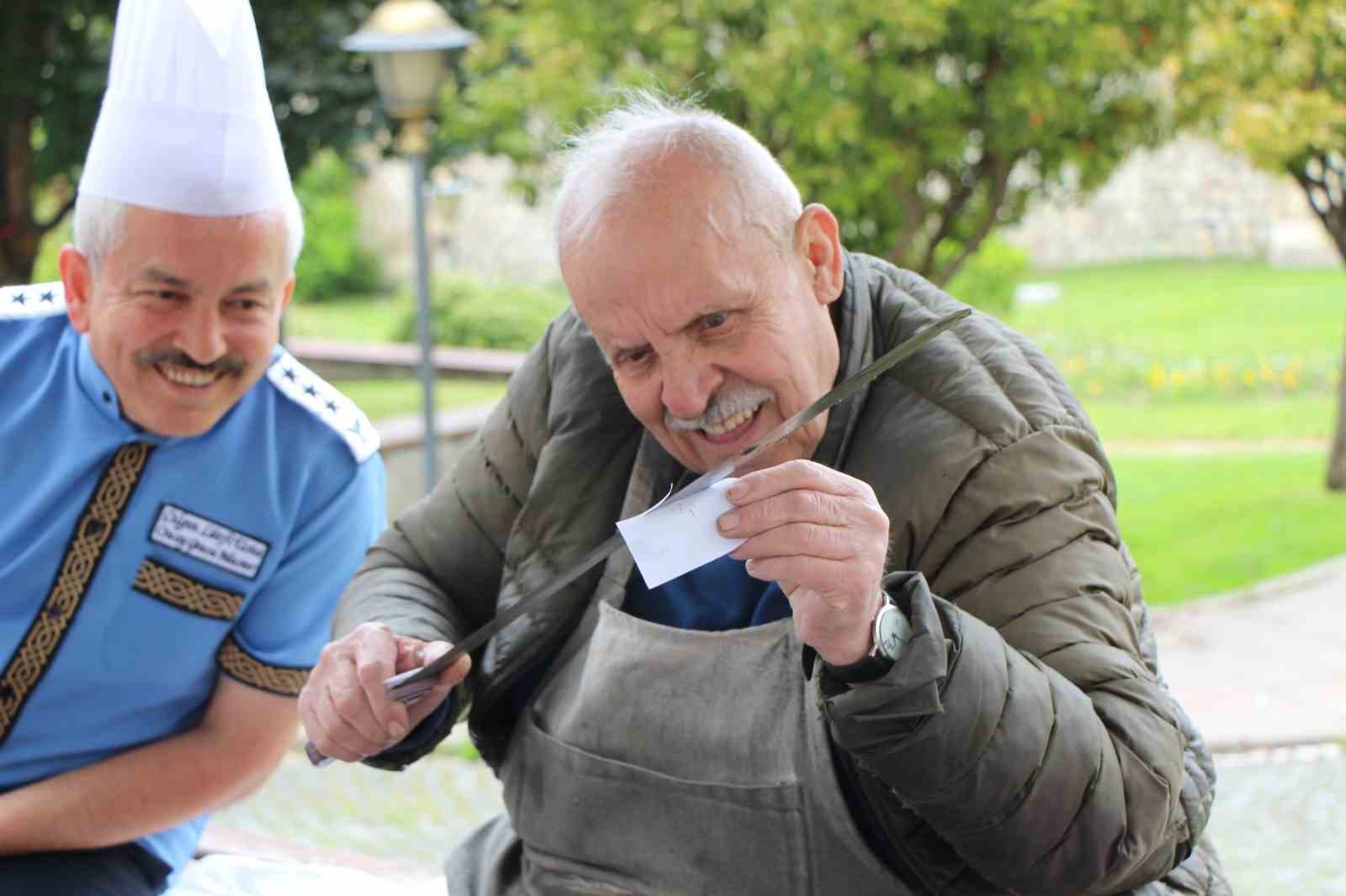 Amasya’nın müzisyen bıçakçısı: Bıçakları keskinleştiriyor, kulakların pasını siliyor 9 amasyanin muzisyen bicakcisi bicaklari keskinlestiriyor kulaklarin pasini siliyor 5 JaKqN9ma