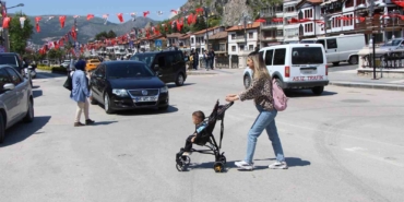 amasyaya-gelen-sasiriyor-korna-sesi-yok-yollarda-oncelik-yayalarin-iART6z2t.jpg