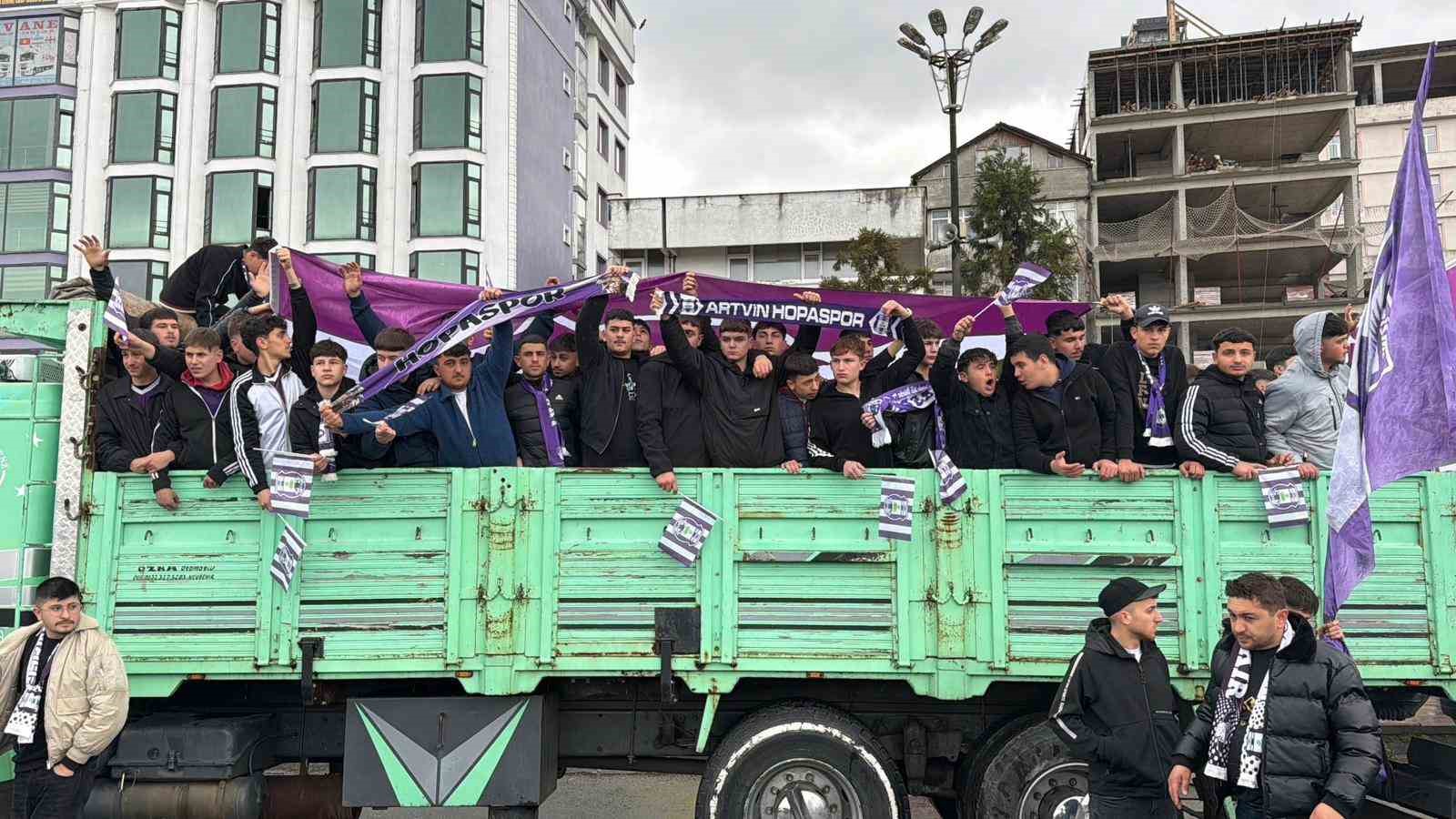 amator macta ilginc goruntuler taraftarlar kamyon kasasinda maca gitti 1 4GyBYnac
