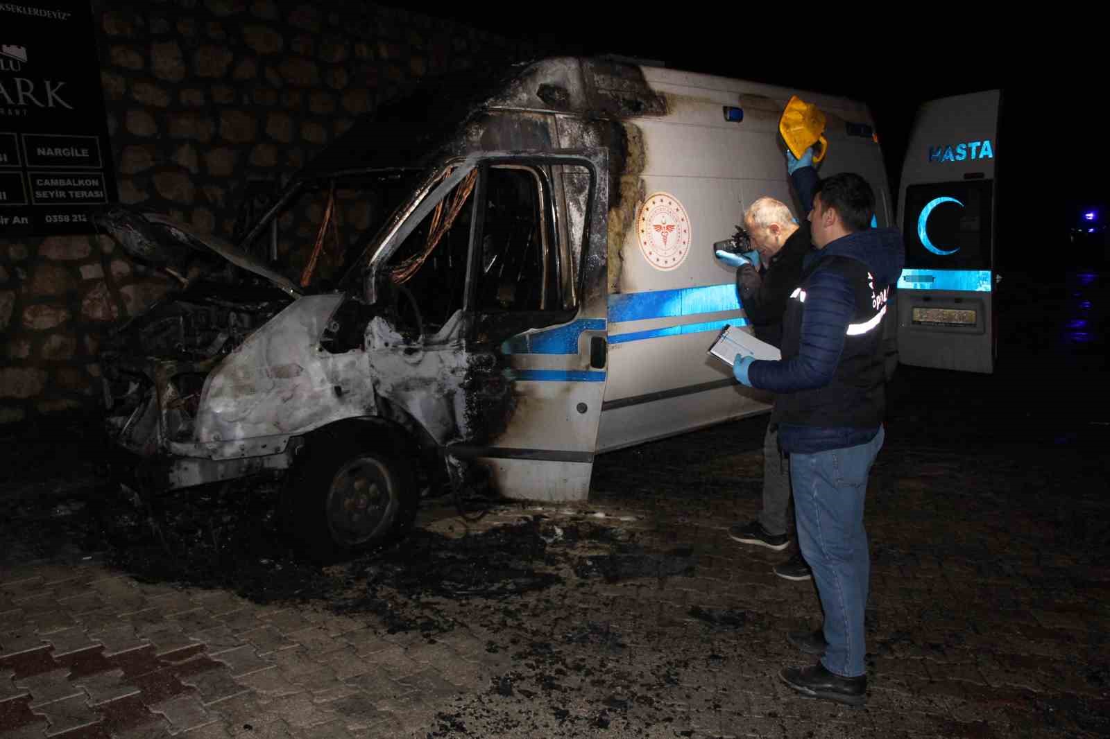 ambulans alev aldi kahraman sofor hasta ve yakinlarini kurtardi oksijen tuplerinin patlamasini onledi 0 UWn5pOHA