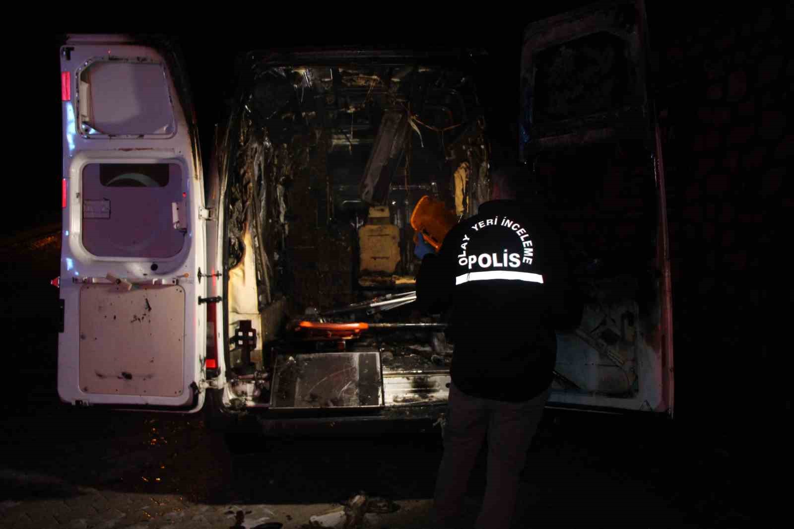 ambulans alev aldi kahraman sofor hasta ve yakinlarini kurtardi oksijen tuplerinin patlamasini onledi 10 1JYUgKDL