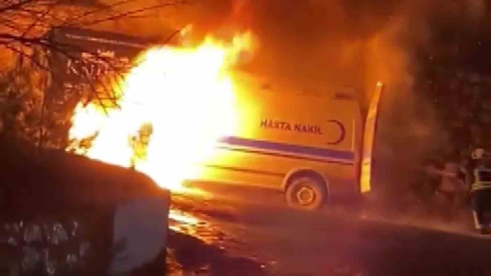 ambulans alev aldi kahraman sofor hasta ve yakinlarini kurtardi oksijen tuplerinin patlamasini onledi 4