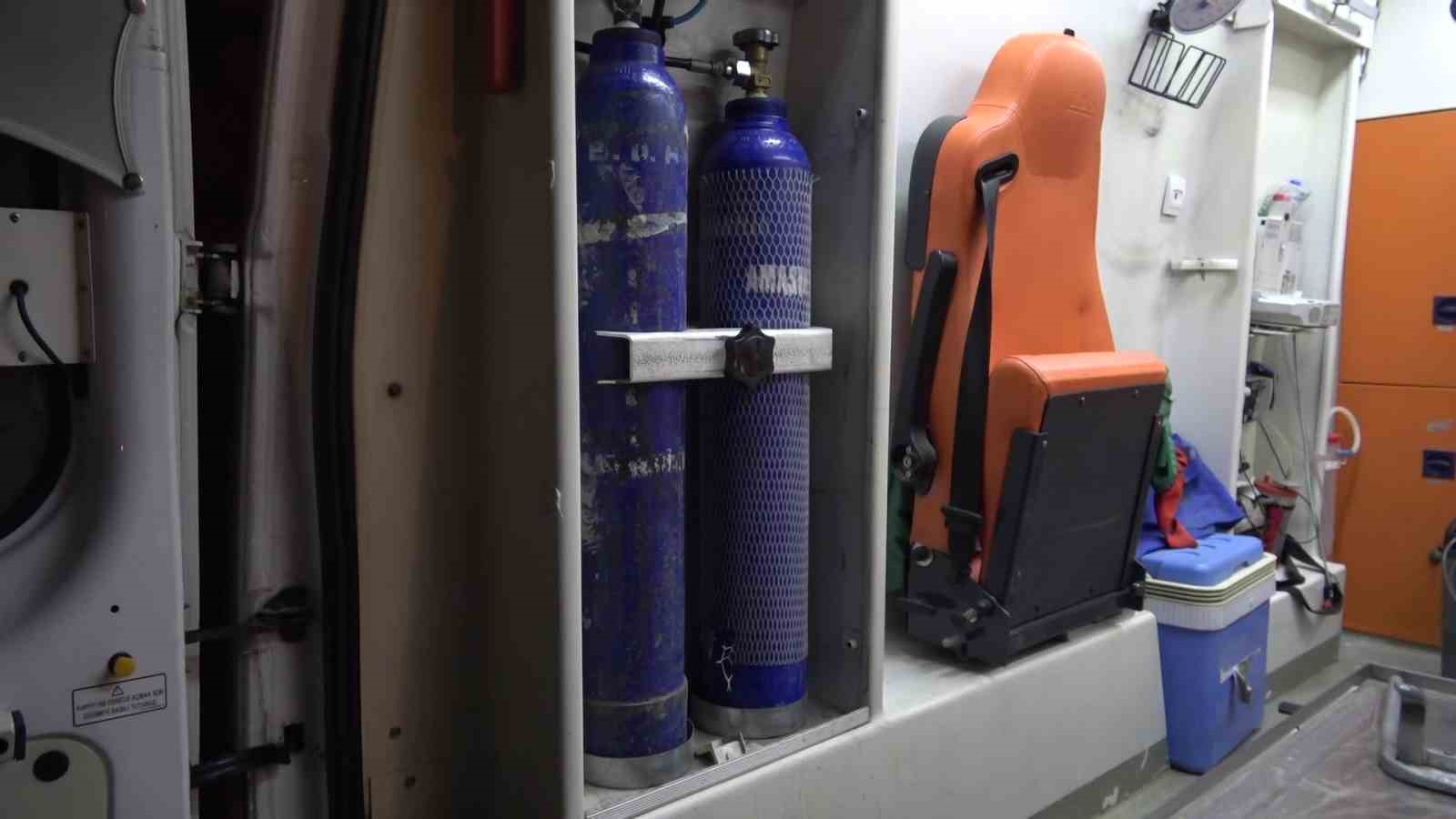ambulans alev aldi kahraman sofor hasta ve yakinlarini kurtardi oksijen tuplerinin patlamasini onledi 7 a6pQ4dJP