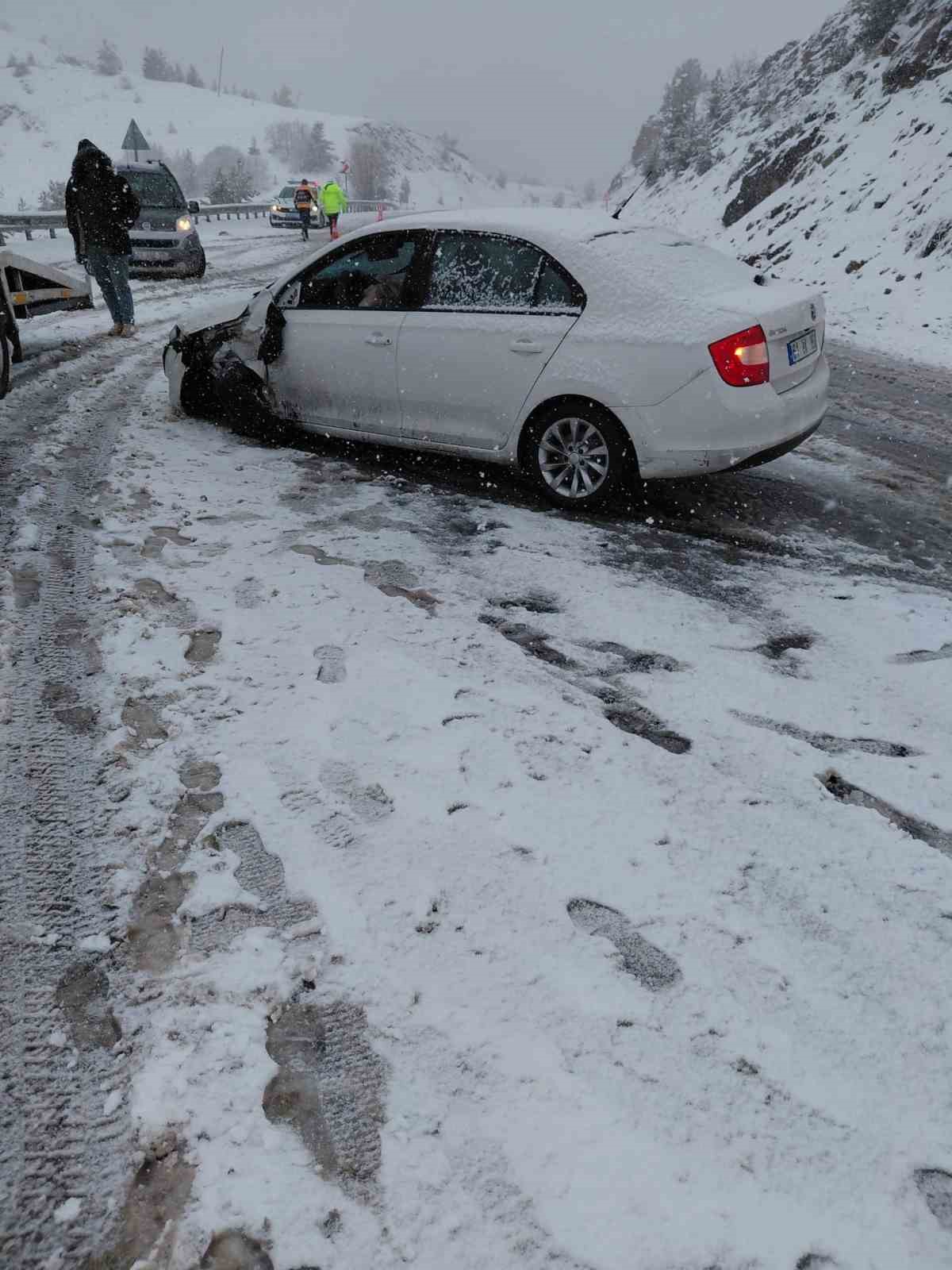 ambulans ile otomobil carpisti 3 kisi yaralandi 1 2BZChUOy
