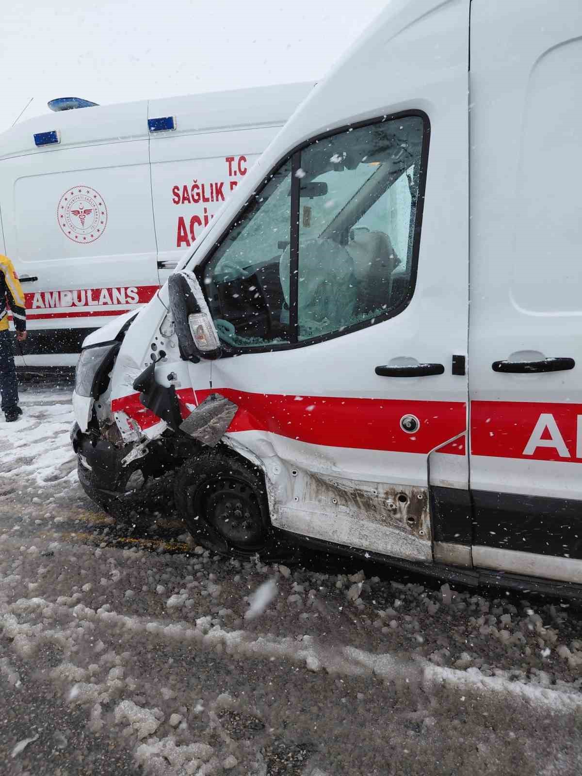 ambulans ile otomobil carpisti 3 kisi yaralandi 2 A4qKhL5C