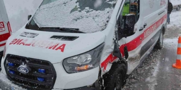 ambulans-ile-otomobil-carpisti-3-kisi-yaralandi-xnJ9wOPN.jpg