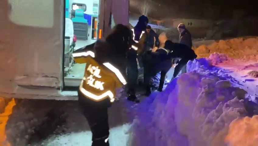 Ambulans karla mücadele ekiplerinin yardımıyla hastaya ulaştı 4 ambulans karla mucadele ekiplerinin yardimiyla hastaya ulasti 0