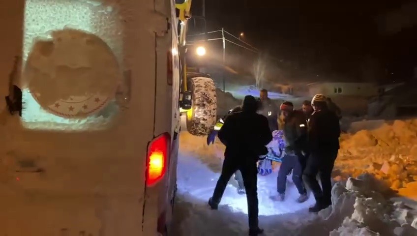 Ambulans karla mücadele ekiplerinin yardımıyla hastaya ulaştı 5 ambulans karla mucadele ekiplerinin yardimiyla hastaya ulasti 1