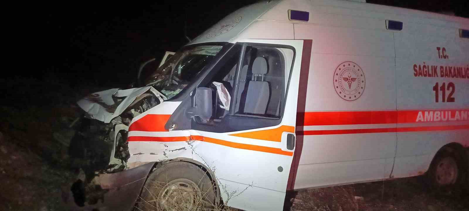 ambulans traktore arkadan carpti 4 yarali 7 KpEzHTHI