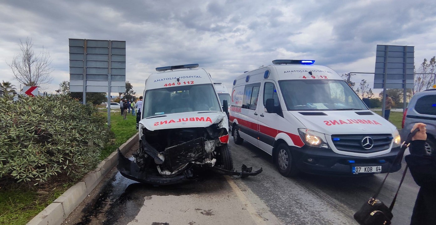 Ambulansa yol verme kazasında ortalık savaş alanına döndü, kaza anı güvenlik kamerasına yansıdı 5 ambulansa yol verme kazasinda ortalik savas alanina dondu kaza ani guvenlik kamerasina yansidi 1 HyGLDGns