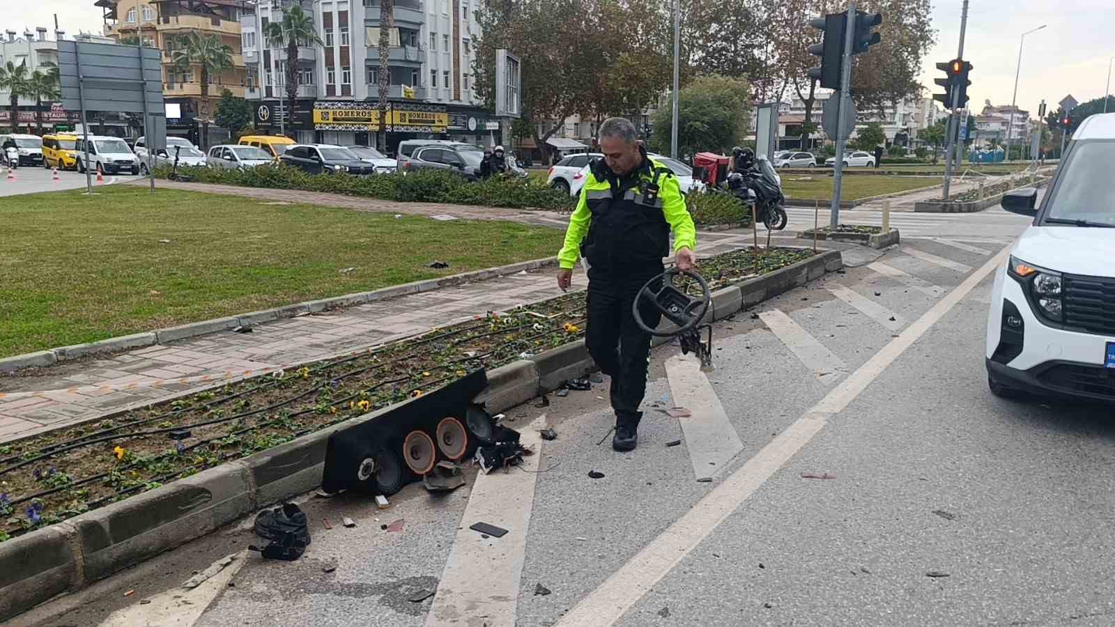 Ambulansa yol verme kazasında ortalık savaş alanına döndü, kaza anı güvenlik kamerasına yansıdı 14 ambulansa yol verme kazasinda ortalik savas alanina dondu kaza ani guvenlik kamerasina yansidi 10 cL7hp1d7
