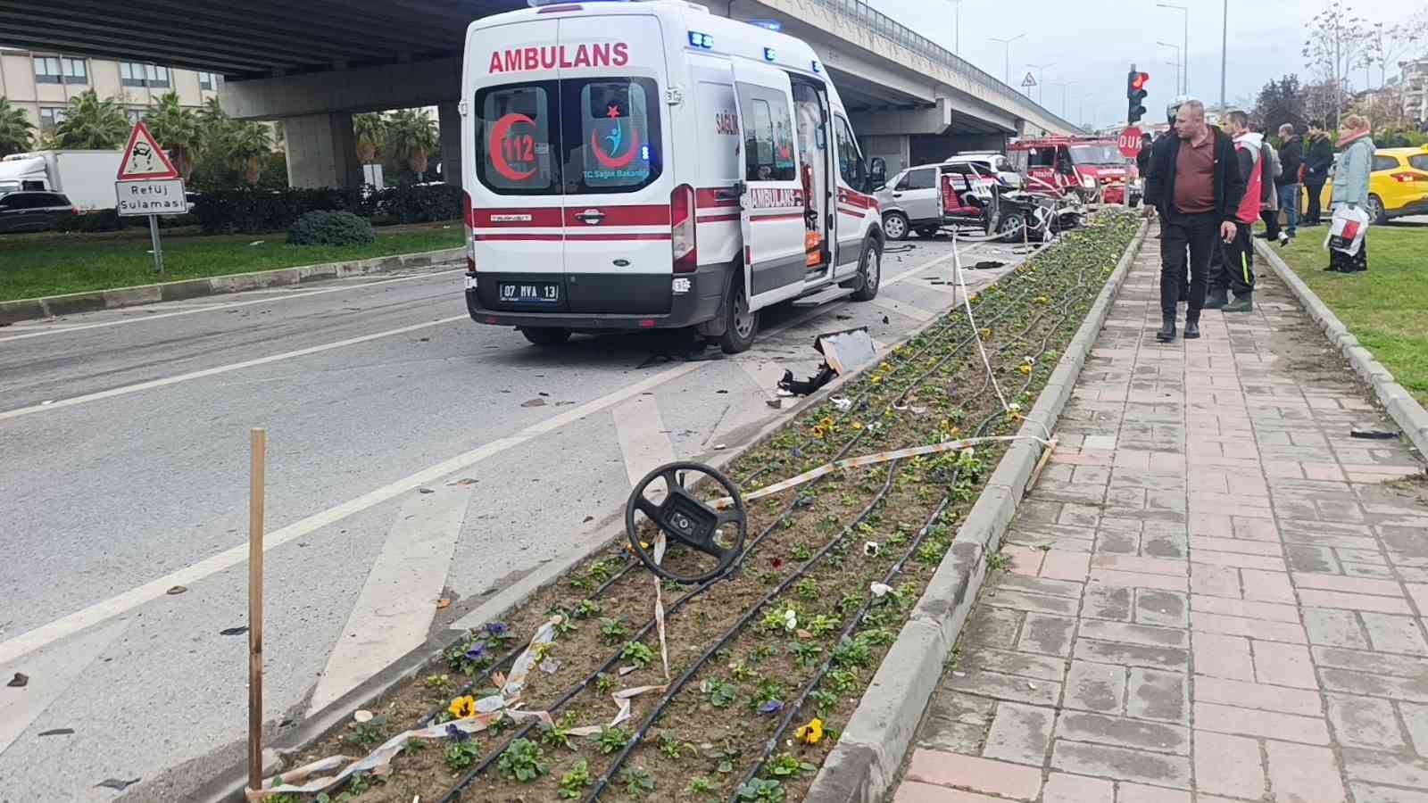 Ambulansa yol verme kazasında ortalık savaş alanına döndü, kaza anı güvenlik kamerasına yansıdı 15 ambulansa yol verme kazasinda ortalik savas alanina dondu kaza ani guvenlik kamerasina yansidi 11 aNybK3ZJ