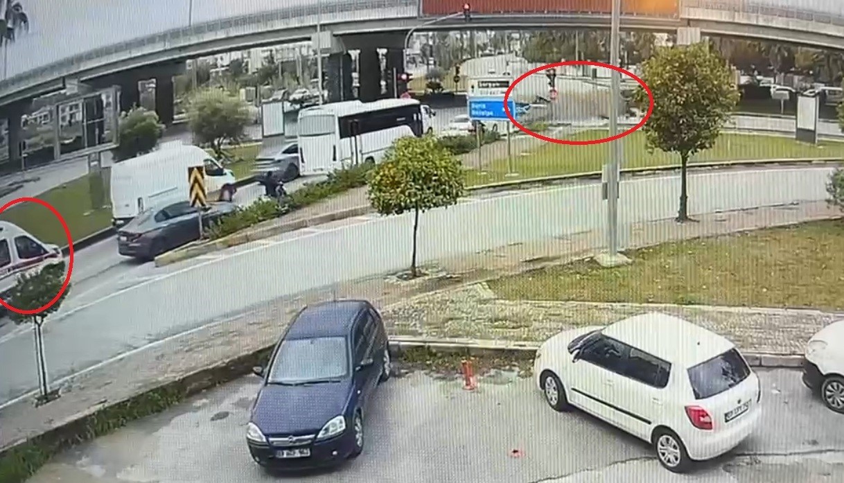 Ambulansa yol verme kazasında ortalık savaş alanına döndü, kaza anı güvenlik kamerasına yansıdı 6 ambulansa yol verme kazasinda ortalik savas alanina dondu kaza ani guvenlik kamerasina yansidi 2 MOWgCtEJ
