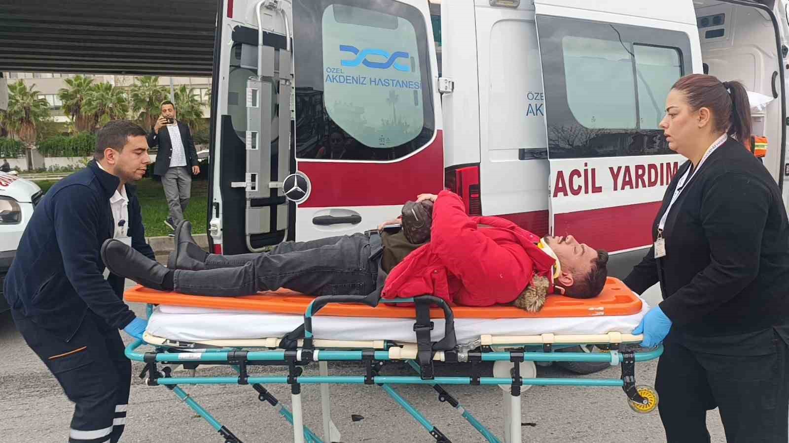 Ambulansa yol verme kazasında ortalık savaş alanına döndü, kaza anı güvenlik kamerasına yansıdı 7 ambulansa yol verme kazasinda ortalik savas alanina dondu kaza ani guvenlik kamerasina yansidi 3 u2mh7N8z