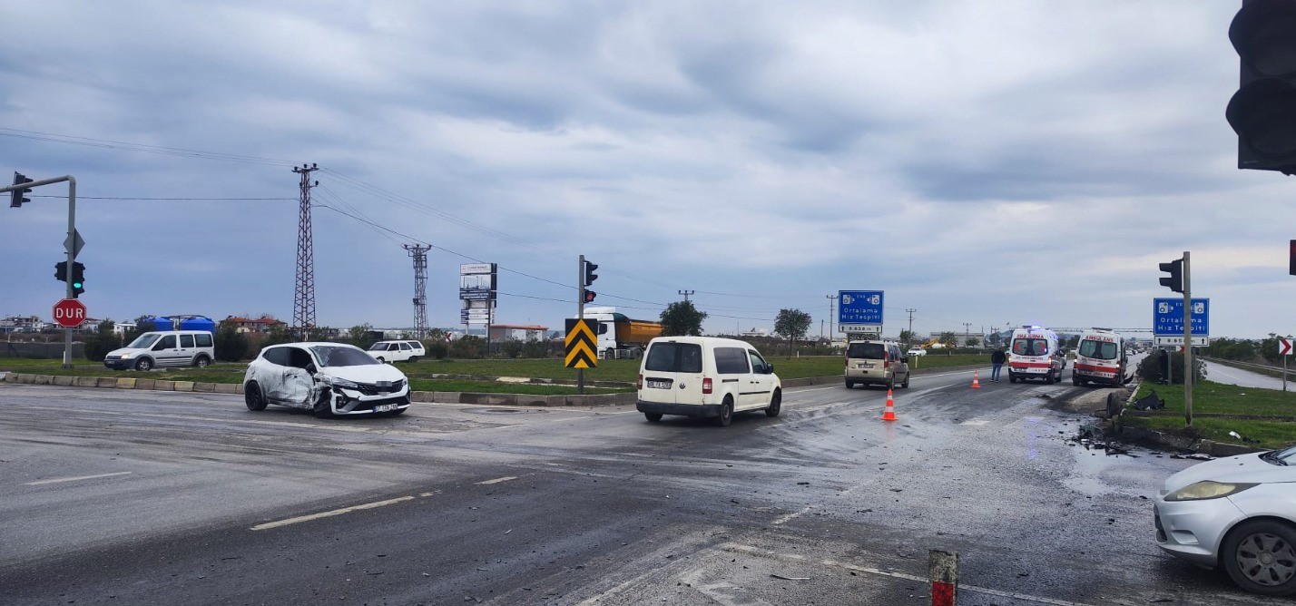 Ambulansa yol verme kazasında ortalık savaş alanına döndü, kaza anı güvenlik kamerasına yansıdı 8 ambulansa yol verme kazasinda ortalik savas alanina dondu kaza ani guvenlik kamerasina yansidi 4 vayDjvQY