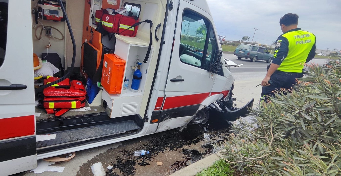 Ambulansa yol verme kazasında ortalık savaş alanına döndü, kaza anı güvenlik kamerasına yansıdı 9 ambulansa yol verme kazasinda ortalik savas alanina dondu kaza ani guvenlik kamerasina yansidi 5