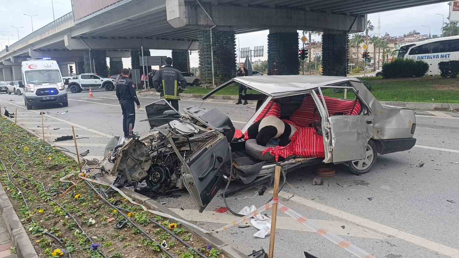 Ambulansa yol verme kazasında ortalık savaş alanına döndü, kaza anı güvenlik kamerasına yansıdı 10 ambulansa yol verme kazasinda ortalik savas alanina dondu kaza ani guvenlik kamerasina yansidi 6 26SOzTLw