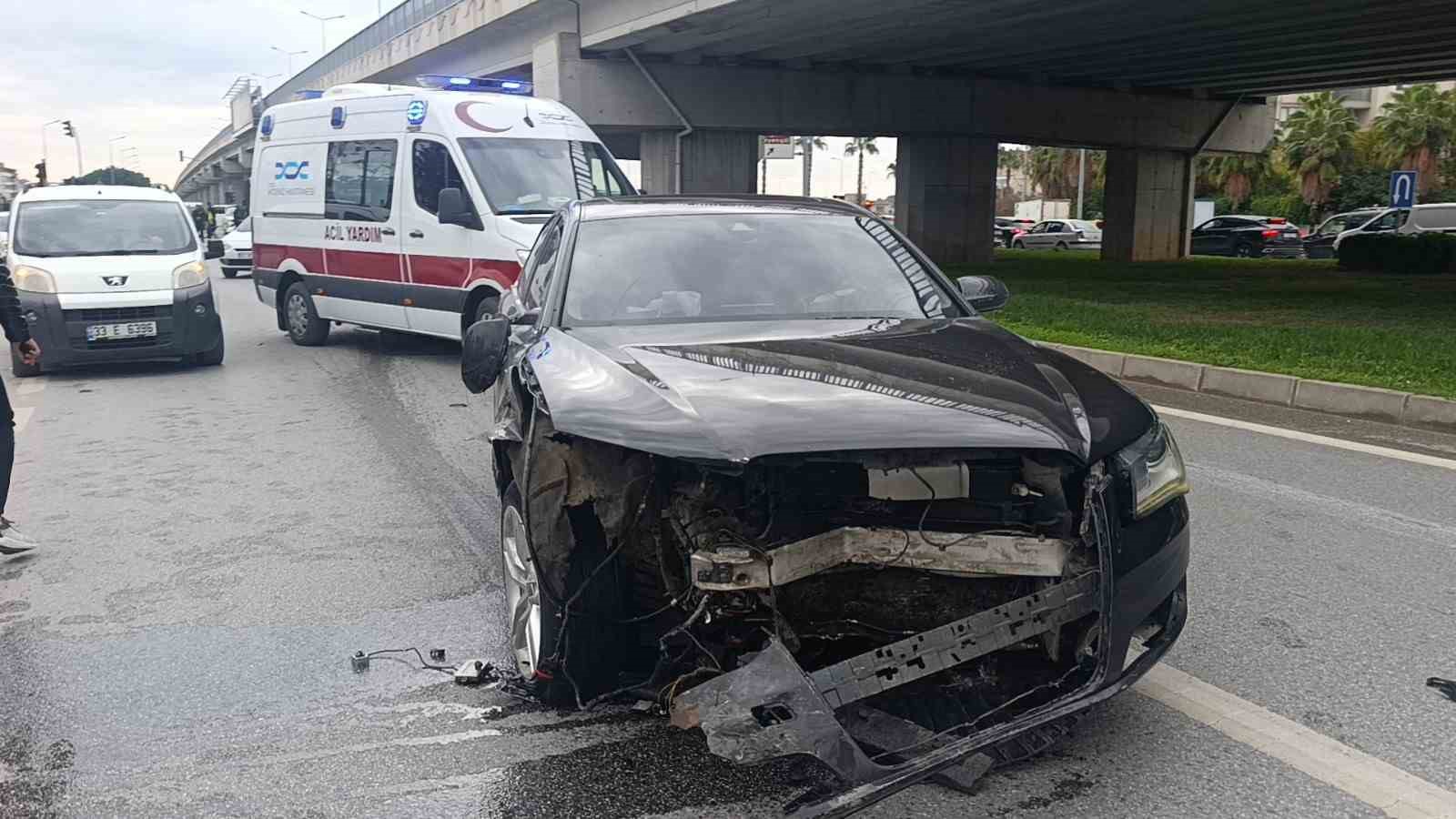 Ambulansa yol verme kazasında ortalık savaş alanına döndü, kaza anı güvenlik kamerasına yansıdı 11 ambulansa yol verme kazasinda ortalik savas alanina dondu kaza ani guvenlik kamerasina yansidi 7 wsRrdSln