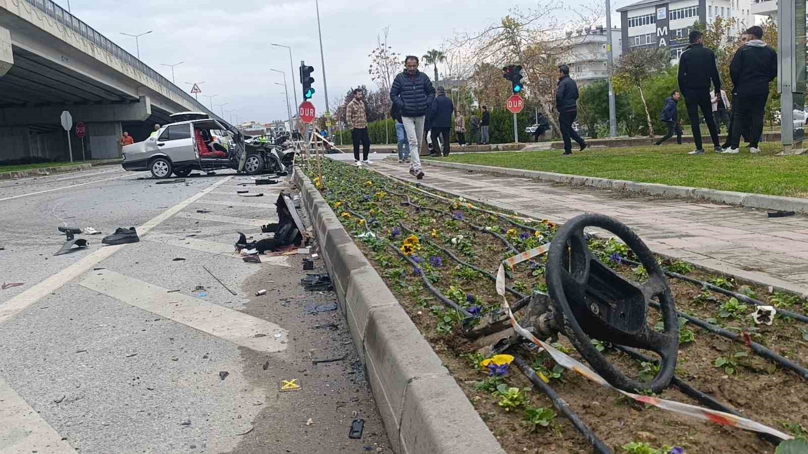 Ambulansa yol verme kazasında ortalık savaş alanına döndü, kaza anı güvenlik kamerasına yansıdı 13 ambulansa yol verme kazasinda ortalik savas alanina dondu kaza ani guvenlik kamerasina yansidi 9 34XsG9hu