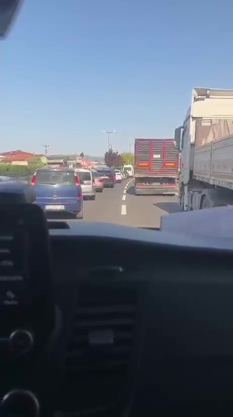 ambulansa yol vermek icin fermuar sistemini uyguladiyar 0 hAGZjkif