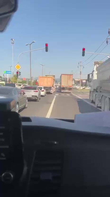 ambulansa yol vermek icin fermuar sistemini uyguladiyar 1 JPLbB2Ue
